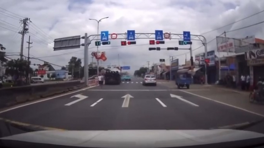 Clip: Ô tô nối đuôi vượt đèn đỏ trên QL51 ở TP.HCM, người đi bộ sững sờ